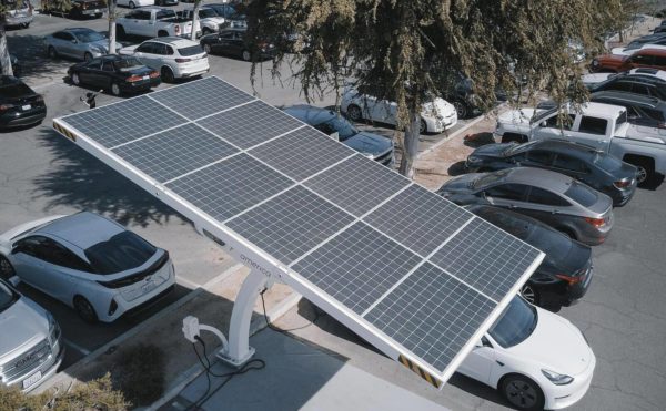 panel solar en un aparcamiento público